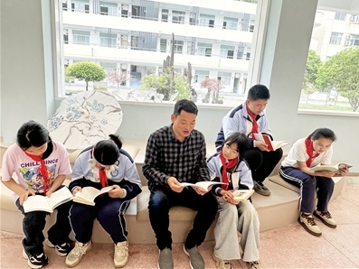 “与孩子们一起写诗” 乡村校长将教育融入阅读之中